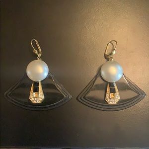 Vintage 1980s costume earrings black w/pearls